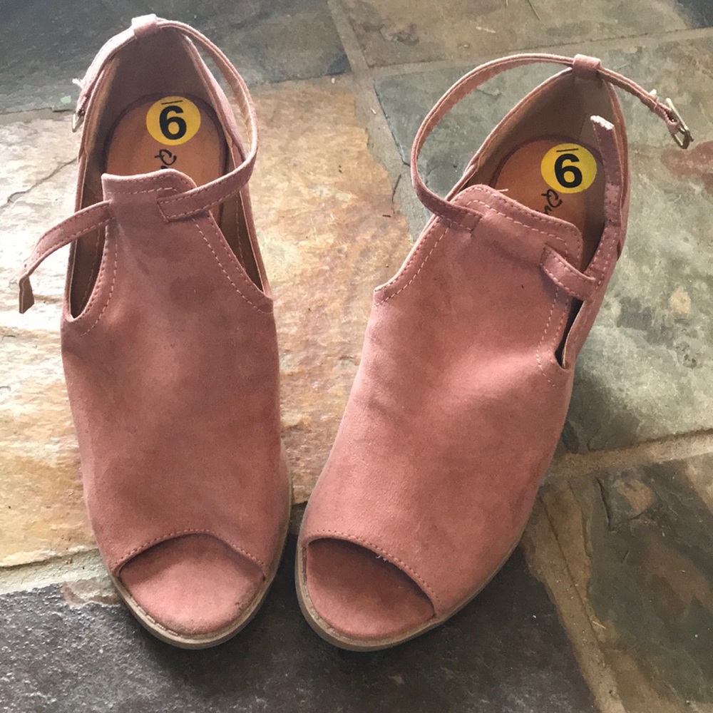 Peep toe heeled shoes